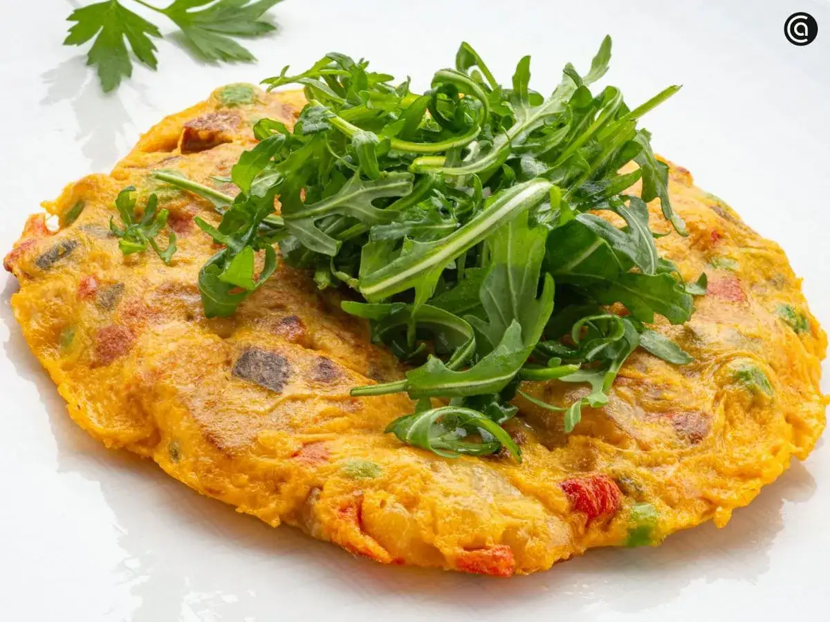Tortilla paisana con rúcula fresca. Un plato casero lleno de sabor y color, perfecto para cualquier momento del día.
