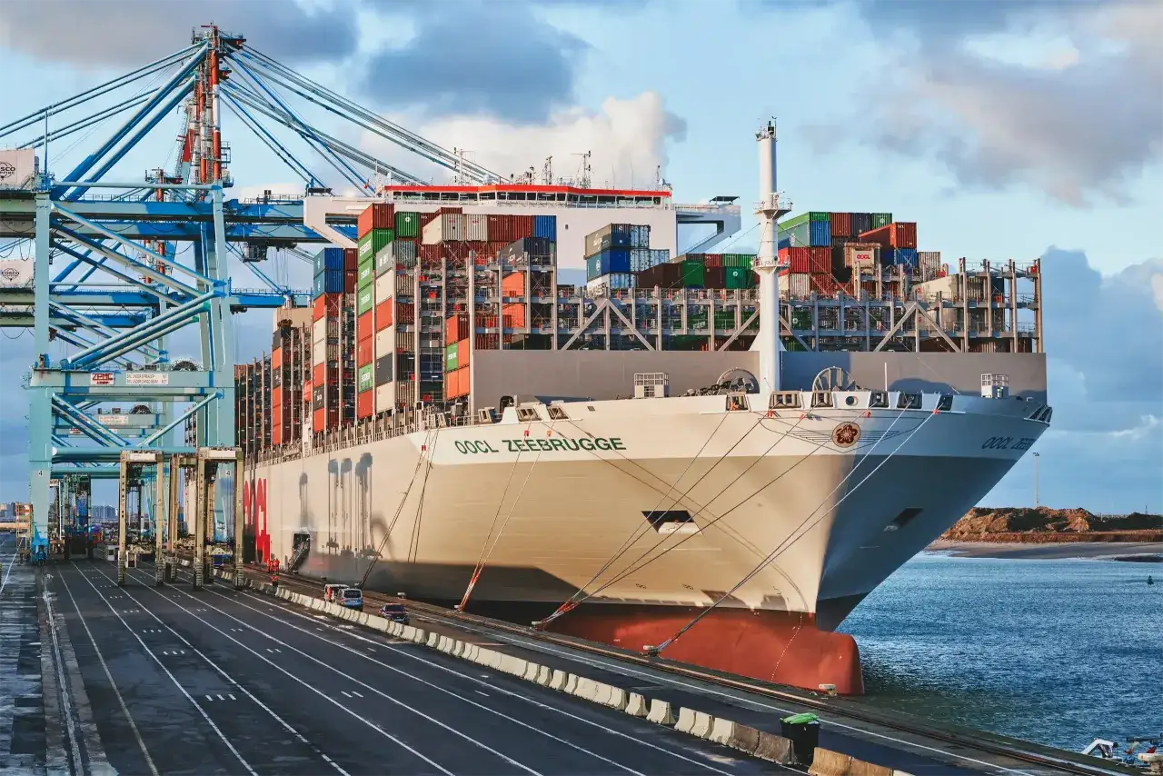 Gro&szlig;es Containerschiff 
