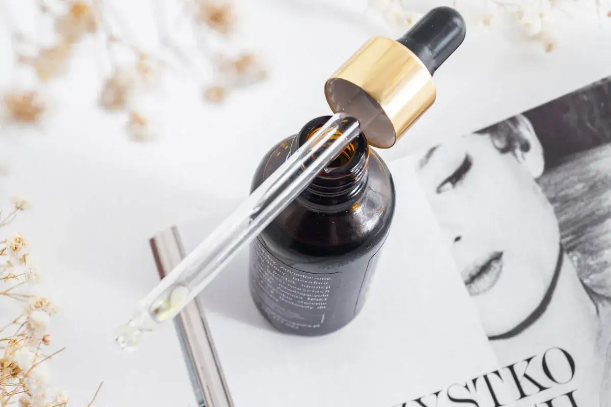 Serum z bakuchiolem, naturalnym składnikiem odmładzającym, w buteleczce z pipetą.