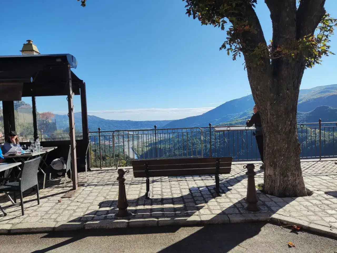 Terrasse avec vue sur la vall&eacute;e et le lac du Broc. Un banc invite &agrave; la contemplation du paysage.