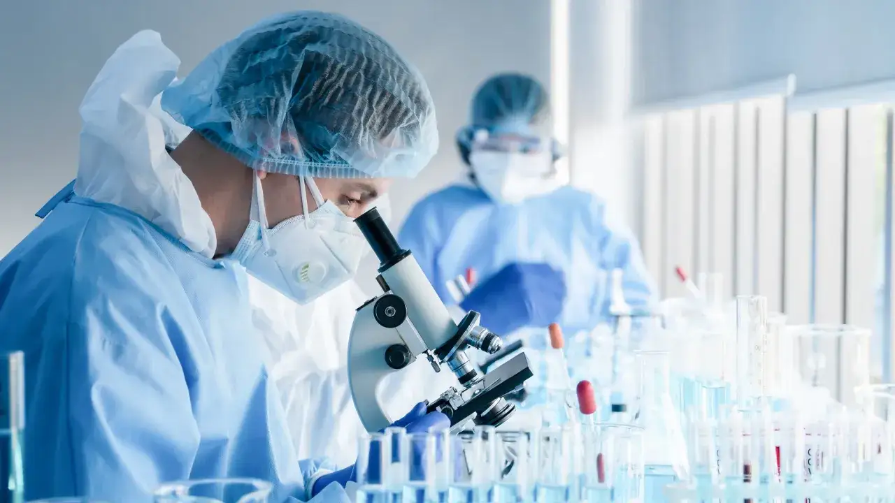 laboratorium chemii medycznej, sprzęt laboratoryjny, badacze w laboratorium