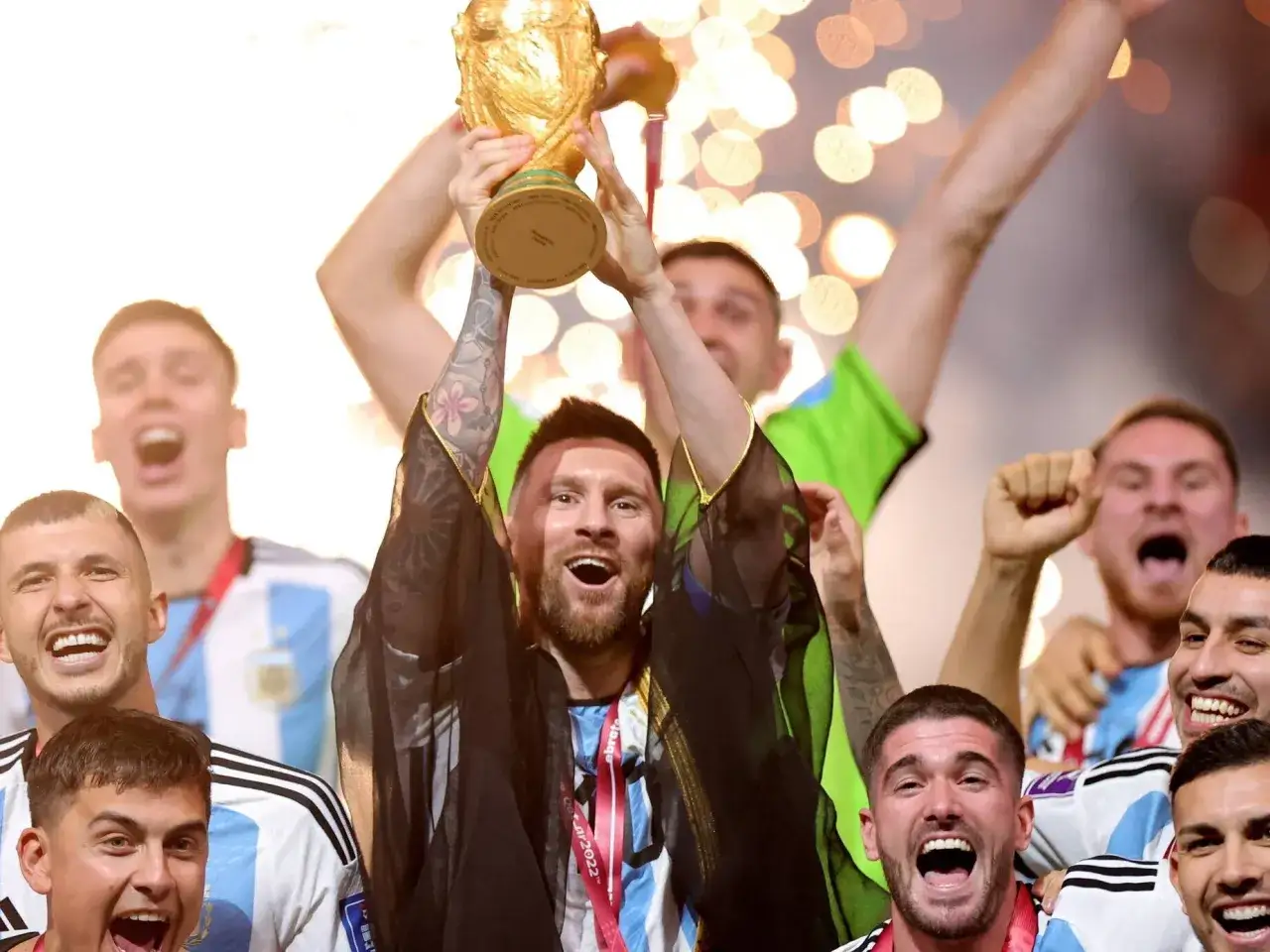 Leo Messi, w otoczeniu drużyny, świętuje z Pucharem Świata. Oto kto jest mistrzem świata w piłce nożnej!