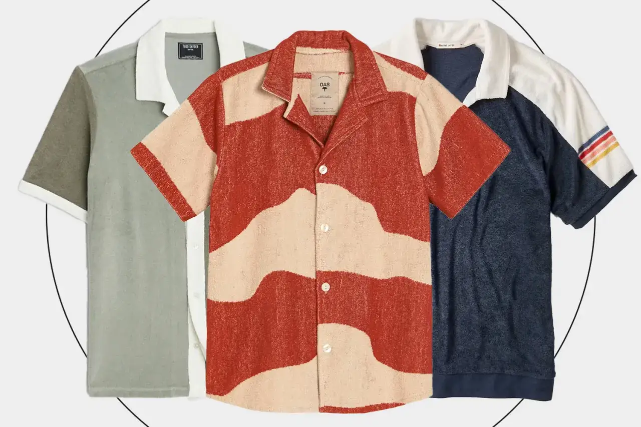 Drei kurzärmelige Poloshirts aus Frottee in verschiedenen Designs: grün-weiß, rot-beige gemustert und dunkelblau mit bunten Streifen am Ärmel.