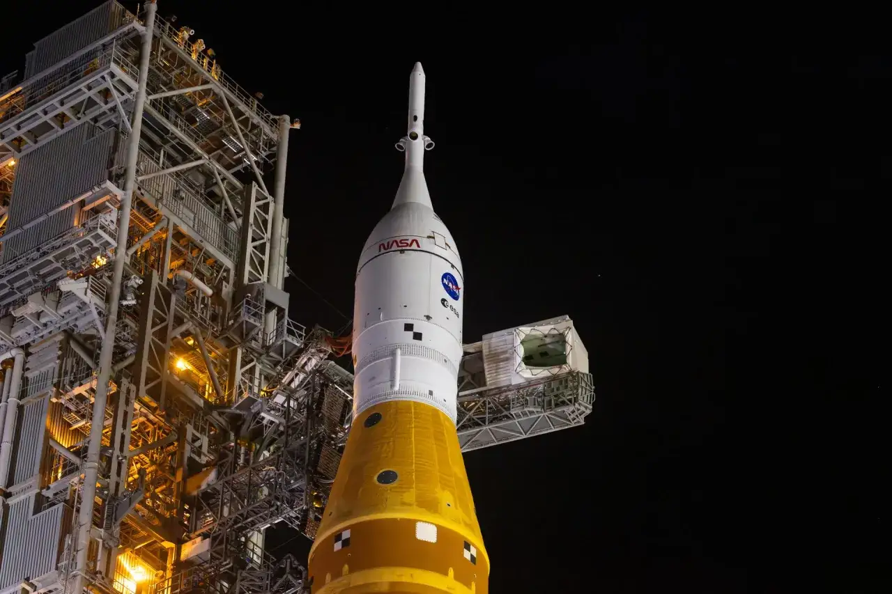 Rakieta Artemis, potężna konstrukcja NASA, czeka na nocnym niebie na swój start.