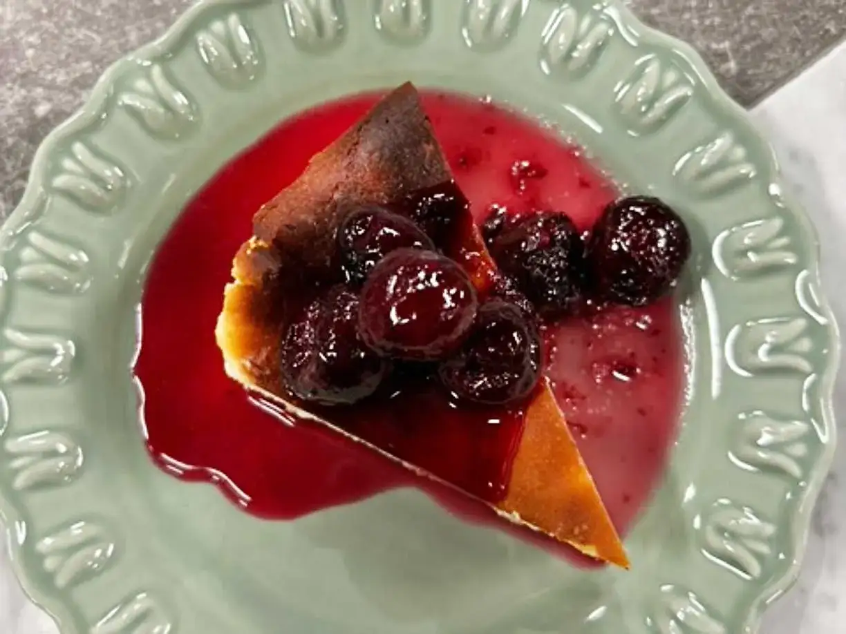 En bit kr&auml;mig ostkaka med k&ouml;rsb&auml;rss&aring;s och hela k&ouml;rsb&auml;r. Ett perfekt ostkaka recept f&ouml;r alla tillf&auml;llen.