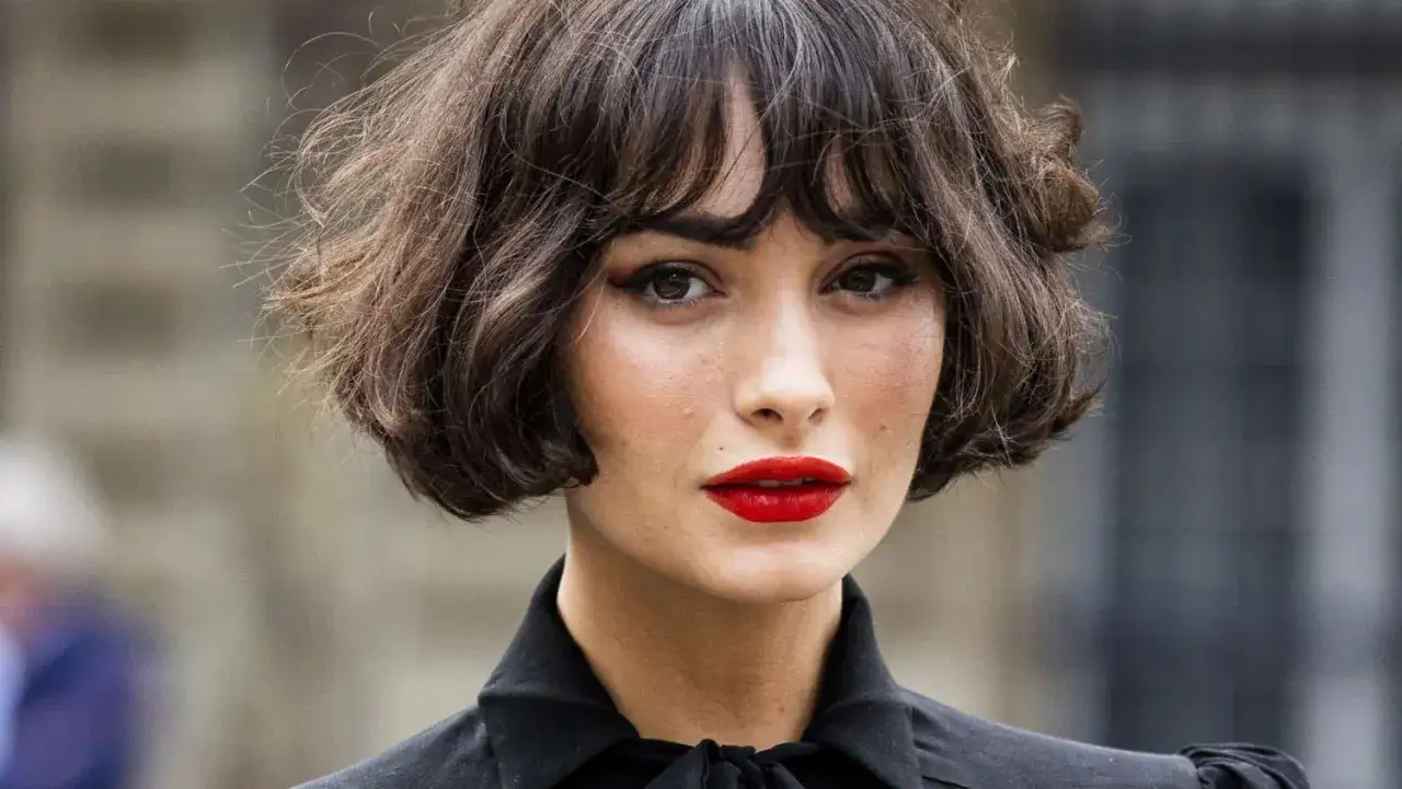 Il french bob a chi sta bene? Questo taglio sbarazzino con frangia &egrave; perfetto per incorniciare il viso, esaltando gli occhi e le labbra rosse.