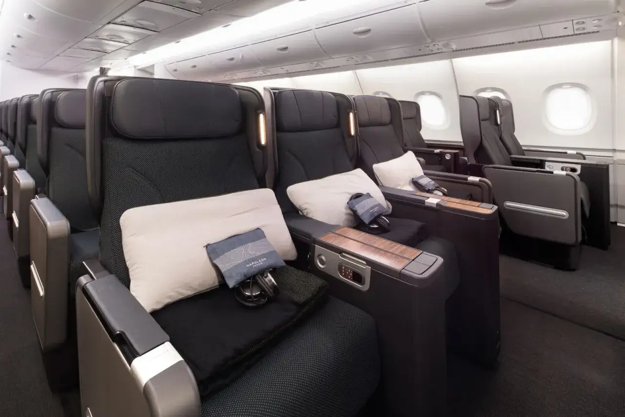 Komfortowe fotele lotnicze w klasie lot premium economy, z poduszkami i kocami, gotowe na podróż.