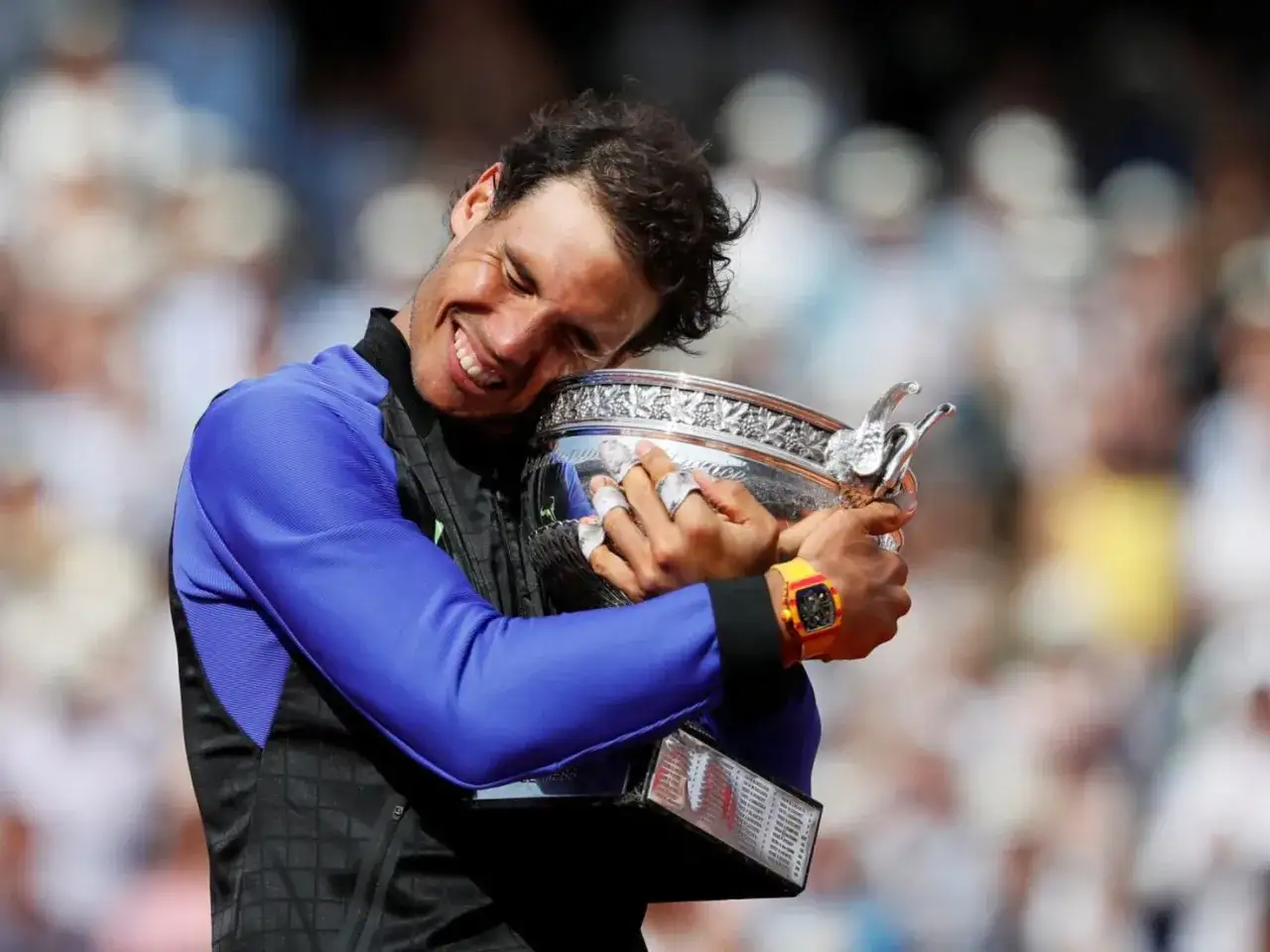 Rafael Nadal, uno de los grandes ganadores de Roland Garros, abraza emocionado el trofeo.