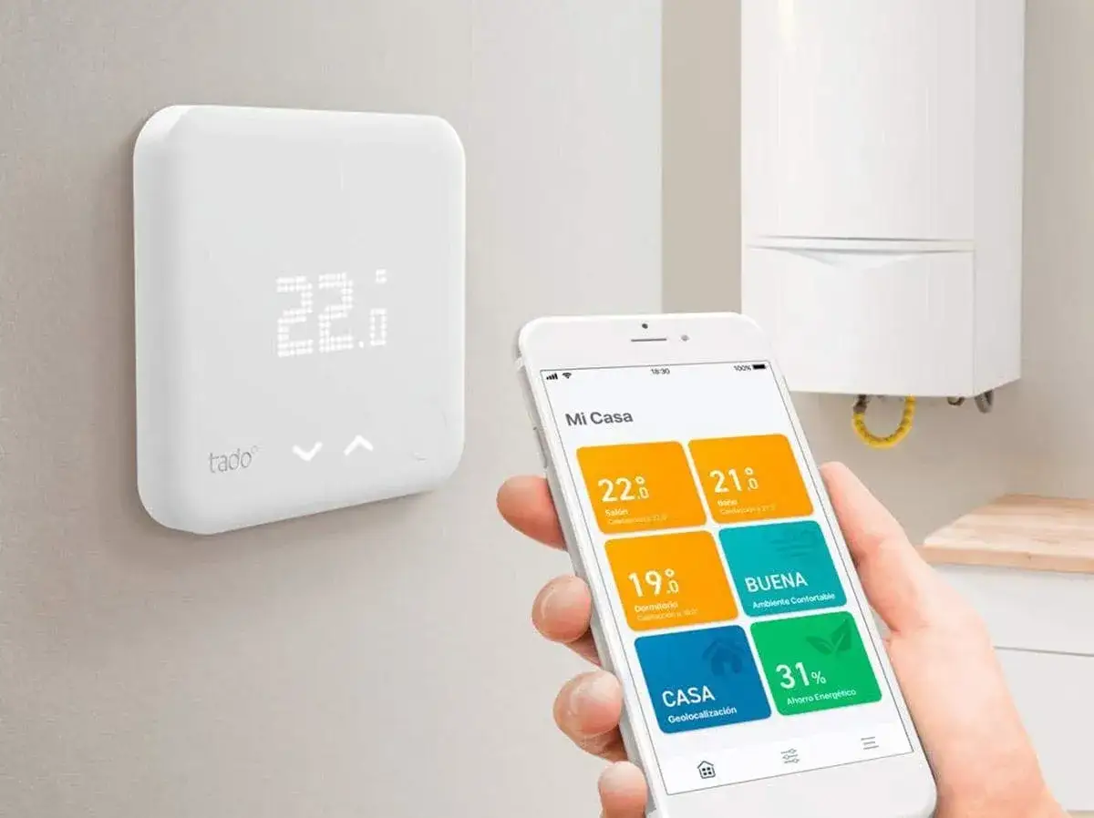 Un termostato inteligente Tado controla la temperatura de tu hogar. La app muestra la temperatura actual y la deseada, optimizando el confort y el ahorro energ&eacute;tico.