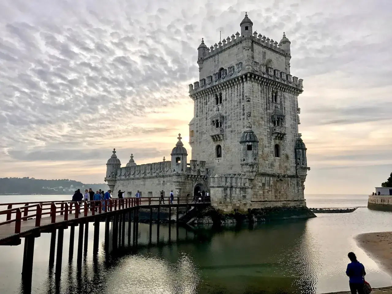 Wieża Belem, stolica nad estuarium Tagu, wita turystów na drewnianym moscie.