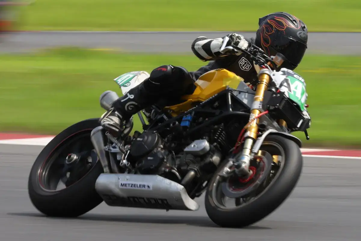 Motocyklista na torze ściga się na motocyklu Ducati Hypermotard 796.