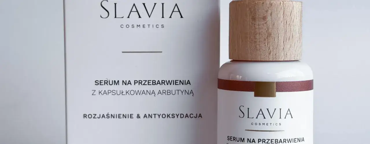 Serum Slavia z kapsułkowaną arbutyną rozjaśnia przebarwienia i działa antyoksydacyjnie.