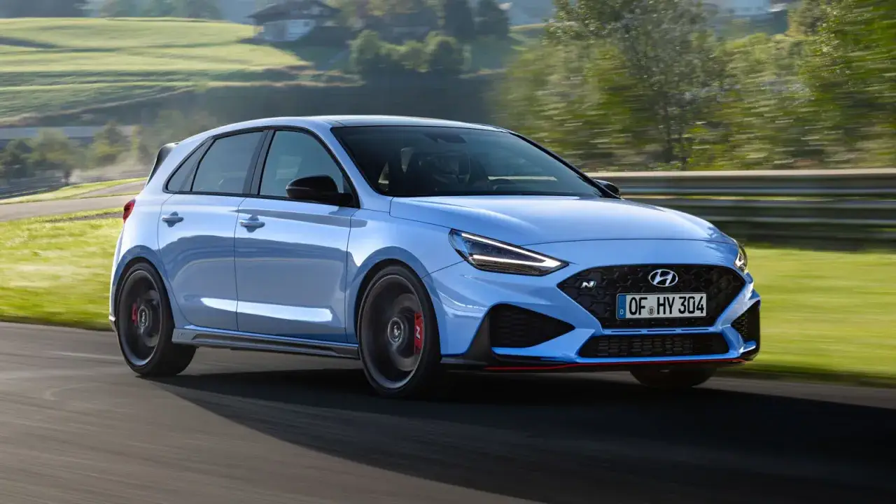 Hyundai i30 N azul en carretera, disfrutando de su potencia y un consumo deportivo.