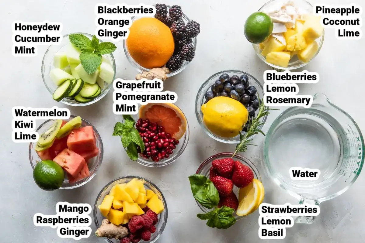 Verschiedene Fr&uuml;chte und Kr&auml;uter f&uuml;r erfrischendes Detox Wasser: Beeren, Zitrusfr&uuml;chte, Melone, Mango, Ananas, Kokos, Gurke, Minze, Rosmarin, Basilikum und Ingwer.