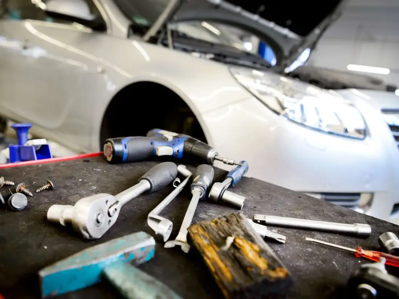 Werkzeug liegt bereit, um die defekte Lichtmaschine zu reparieren, damit das Auto wieder anspringt.