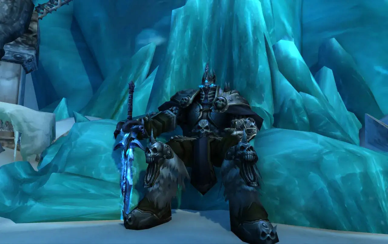Król Lisza w zbroi z czaszkami, siedzący na lodowym tronie z mieczem w dłoni, w świecie World of Warcraft: Wrath of the Lich King.