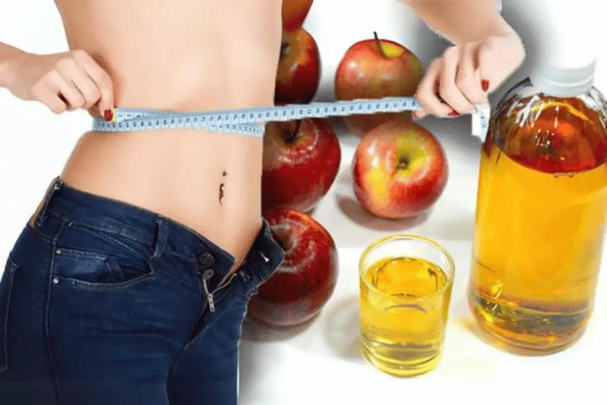 Schlanke Taille wird mit Ma&szlig;band gemessen, &Auml;pfel und Apfelessig stehen bereit. Jeden Tag Apfelessig f&uuml;r die Figur.