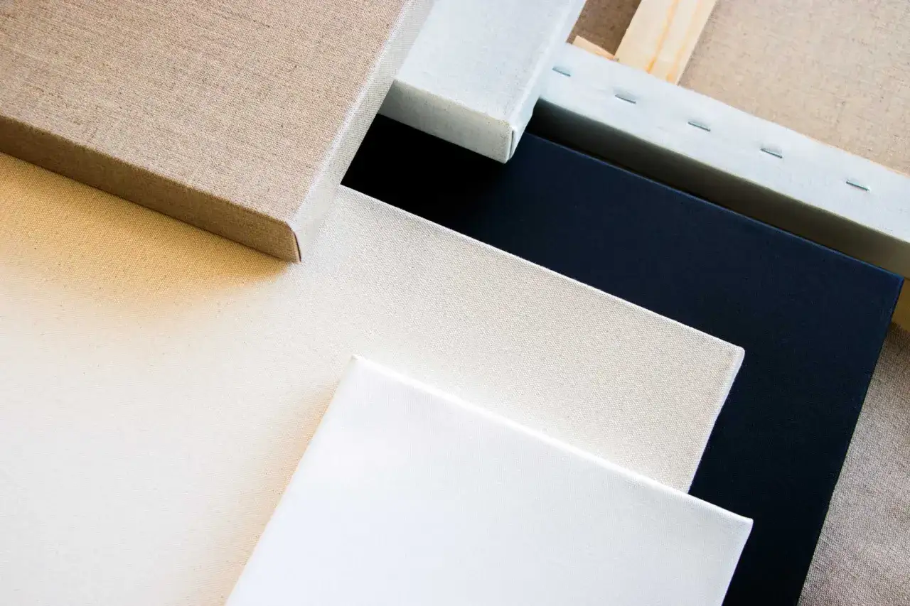 Plusieurs toiles pour peindre de différentes couleurs et textures, prêtes à accueillir la créativité.