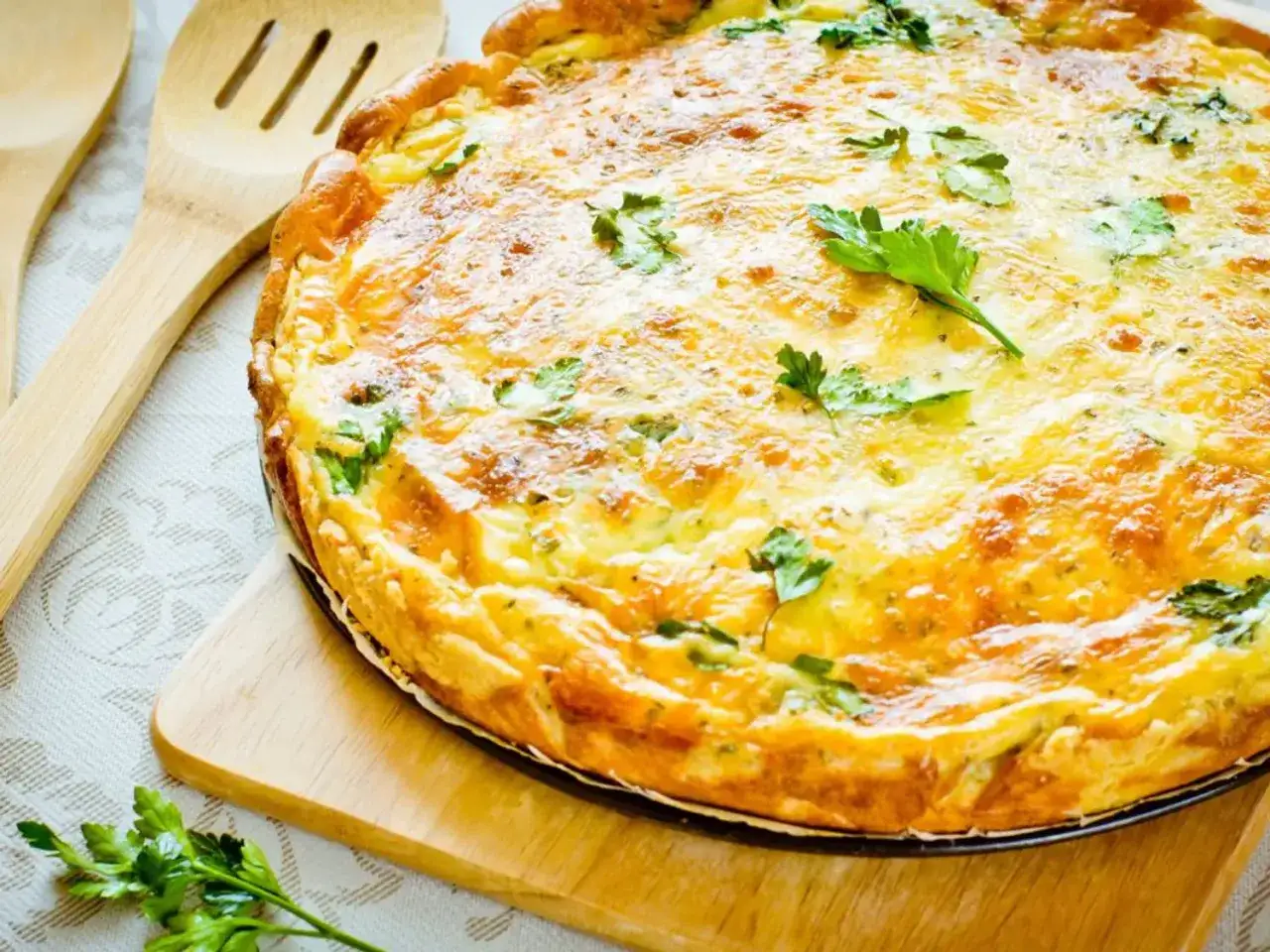 Une d&eacute;licieuse quiche sans p&acirc;te dor&eacute;e, garnie de persil frais, pr&ecirc;te &agrave; &ecirc;tre d&eacute;gust&eacute;e.