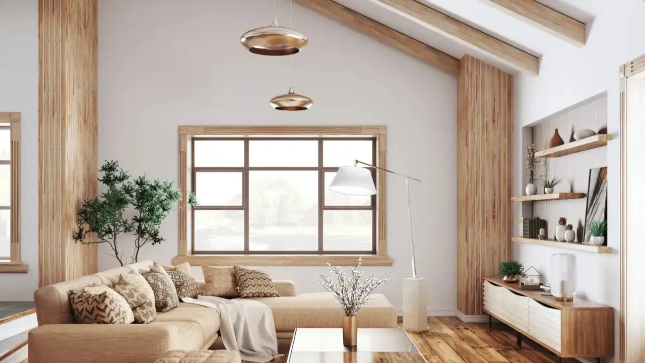 Quel luminaire pour salon salle à manger ? Deux suspensions dorées et un lampadaire blanc éclairent ce salon cosy aux accents boisés.