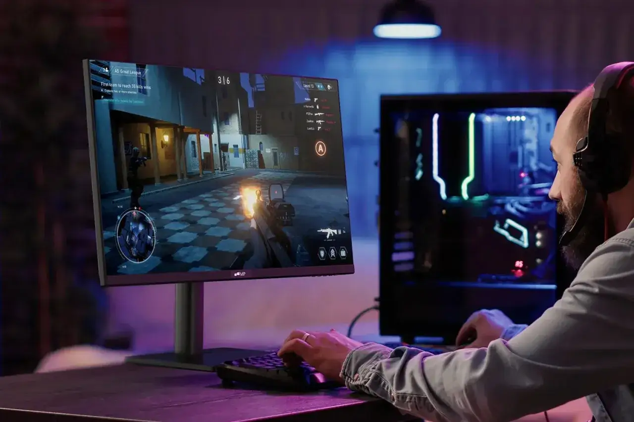 Un joueur concentré sur son écran gamer, profitant d'une expérience immersive. Bien régler son écran gamer est essentiel pour la victoire.