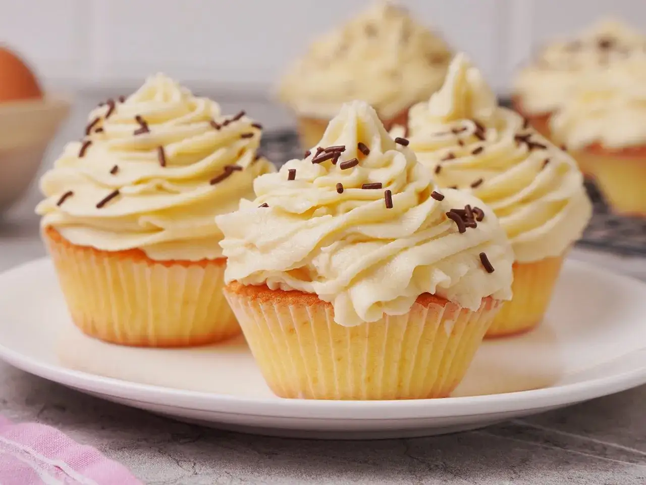 Leckere Cupcakes mit cremiger Glasur und Schokostreuseln. Ein einfaches Cupcake Rezept für jeden Anlass.