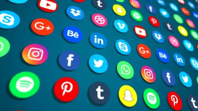 kolaż pojęć medialnych i ikon social media