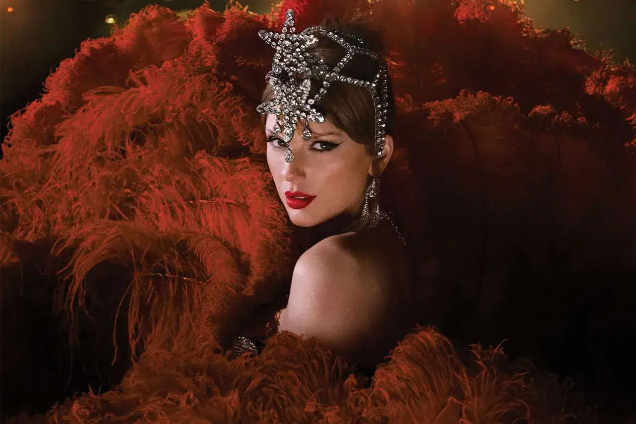 Taylor Swift w olśniewającej kreacji z piór i biżuterii, zapowiadająca **taylor swift nowy album**.
