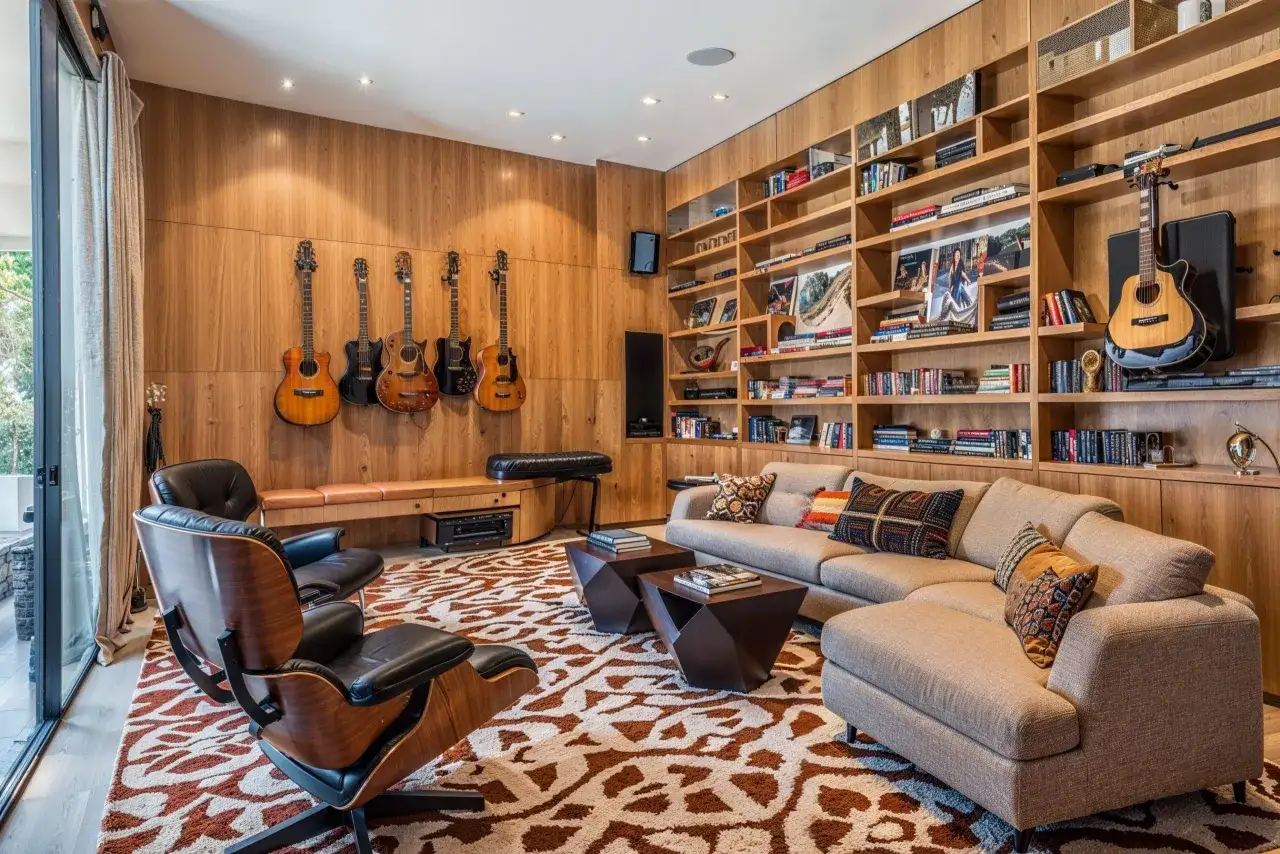 Ein stilvolles Wohnzimmer mit Holzw&auml;nden, Gitarren, B&uuml;cherregalen und bequemen M&ouml;beln. Tolle **konzeptkunst beispiele** f&uuml;r ein musikalisches Zuhause.