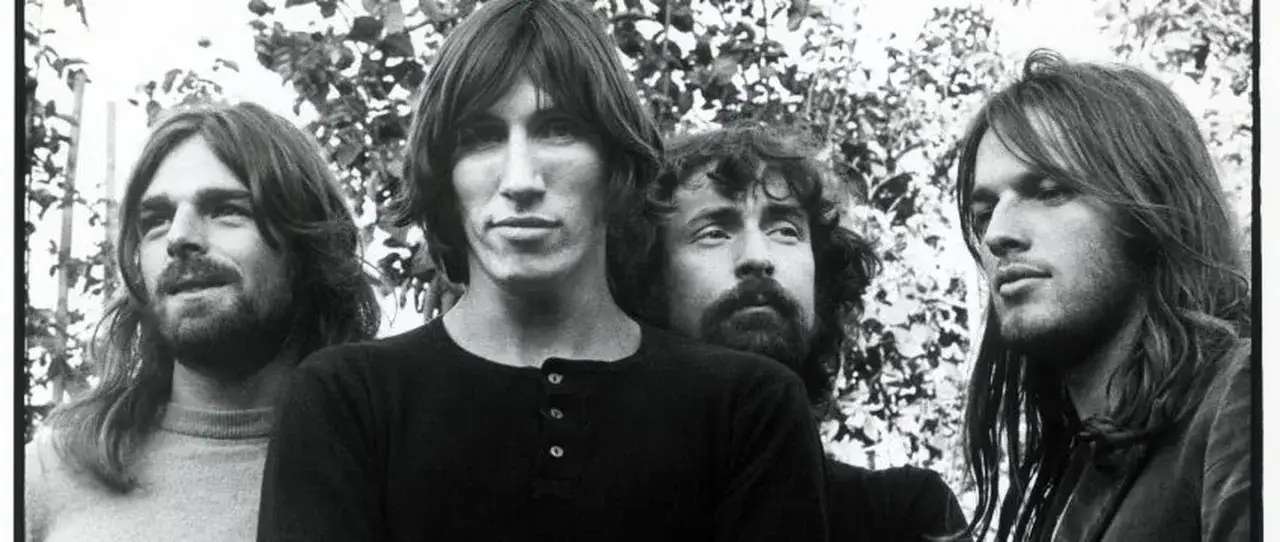 Les membres de Pink Floyd, Roger Waters, Richard Wright, Nick Mason et David Gilmour, posent pour une photo en noir et blanc.