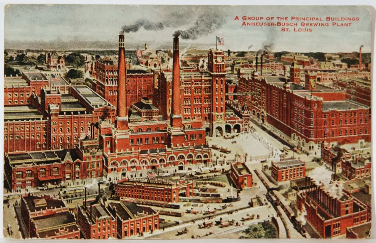 Vue a&eacute;rienne de l'usine Anheuser-Busch &agrave; St. Louis, berceau de la bi&egrave;re Bud. Les chemin&eacute;es d&eacute;gagent de la fum&eacute;e, signe d'une production active.