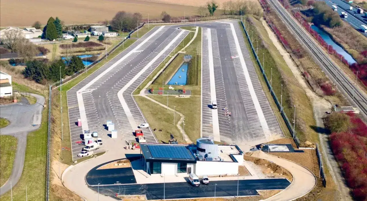Vaste aire de stationnement pour camions, conçue pour la réglementation stationnement poids lourds. Des voies de circulation et des espaces dédiés sont visibles.