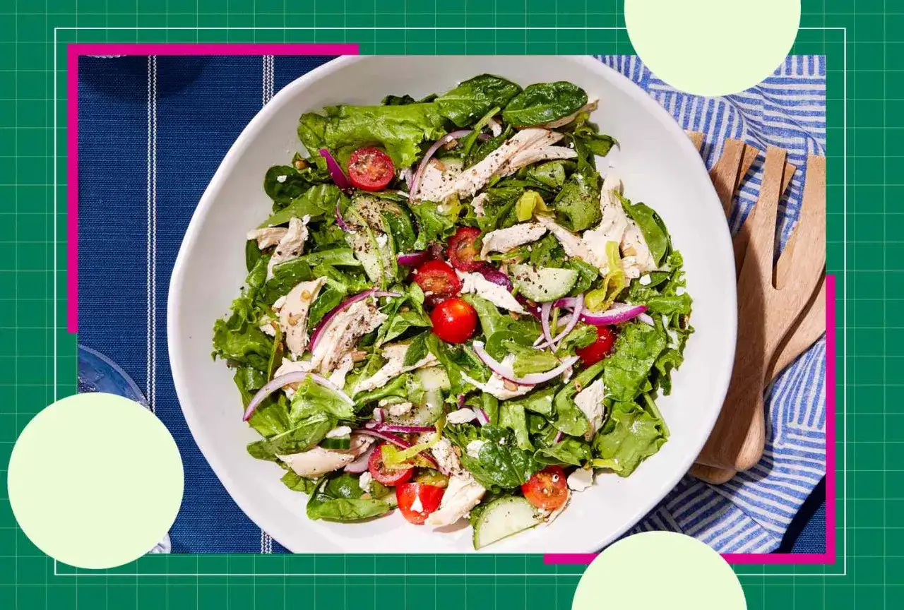 En fräsch kycklingsallad med tomater, gurka och rödlök. Ett perfekt sallad recept för en lätt lunch eller middag.