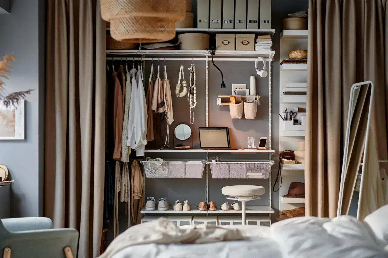 Cleveres System für ein sehr kleines schlafzimmer einrichten: Kleidung, Schuhe, Schmuck und Arbeitsplatz sind ordentlich verstaut.
