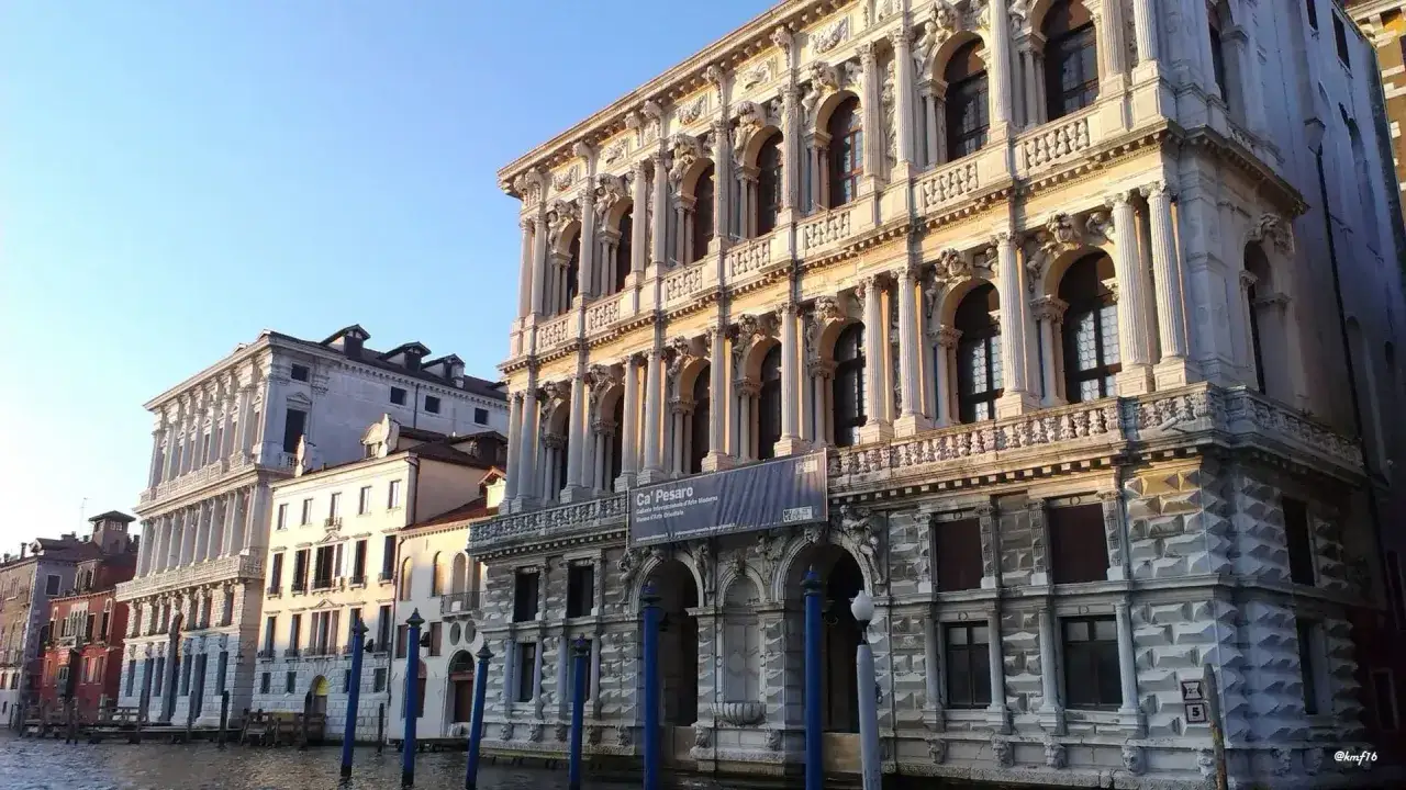 Palazzo Ca' Pesaro, sede del museo d'arte moderna di Venezia, si affaccia sul Canal Grande, illuminato dal sole del mattino.