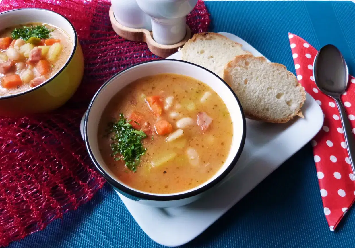 Jak ugotować zupę fasolową? Aromatyczna zupa z fasoli, ziemniaków i marchewki, podana z chlebem.