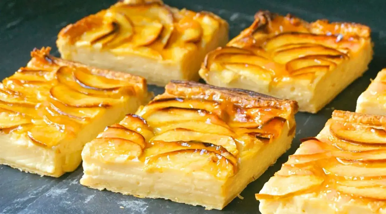Porciones de tarta de manzana con crema pastelera, cubiertas con un glaseado brillante y rodajas de manzana caramelizadas.