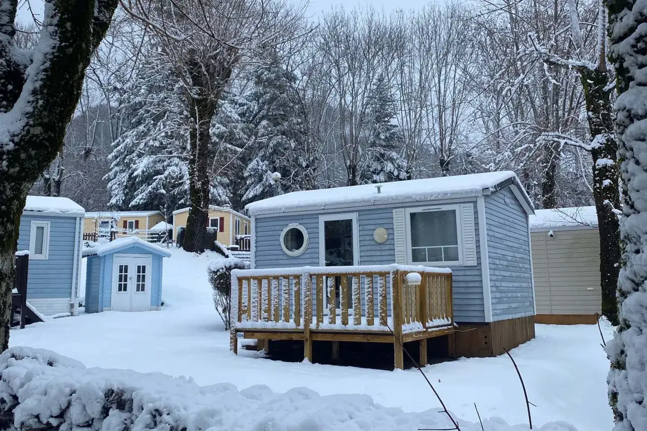 Un camping sous la neige dans le Massif Central. Des caravanes et chalets color&eacute;s, recouverts d'un manteau blanc, semblent attendre les vacanciers d'hiver.