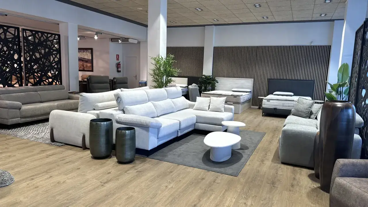 Exhibici&oacute;n de sof&aacute;s modulares y camas, ideal para ver la medida sofa perfecta para tu hogar.
