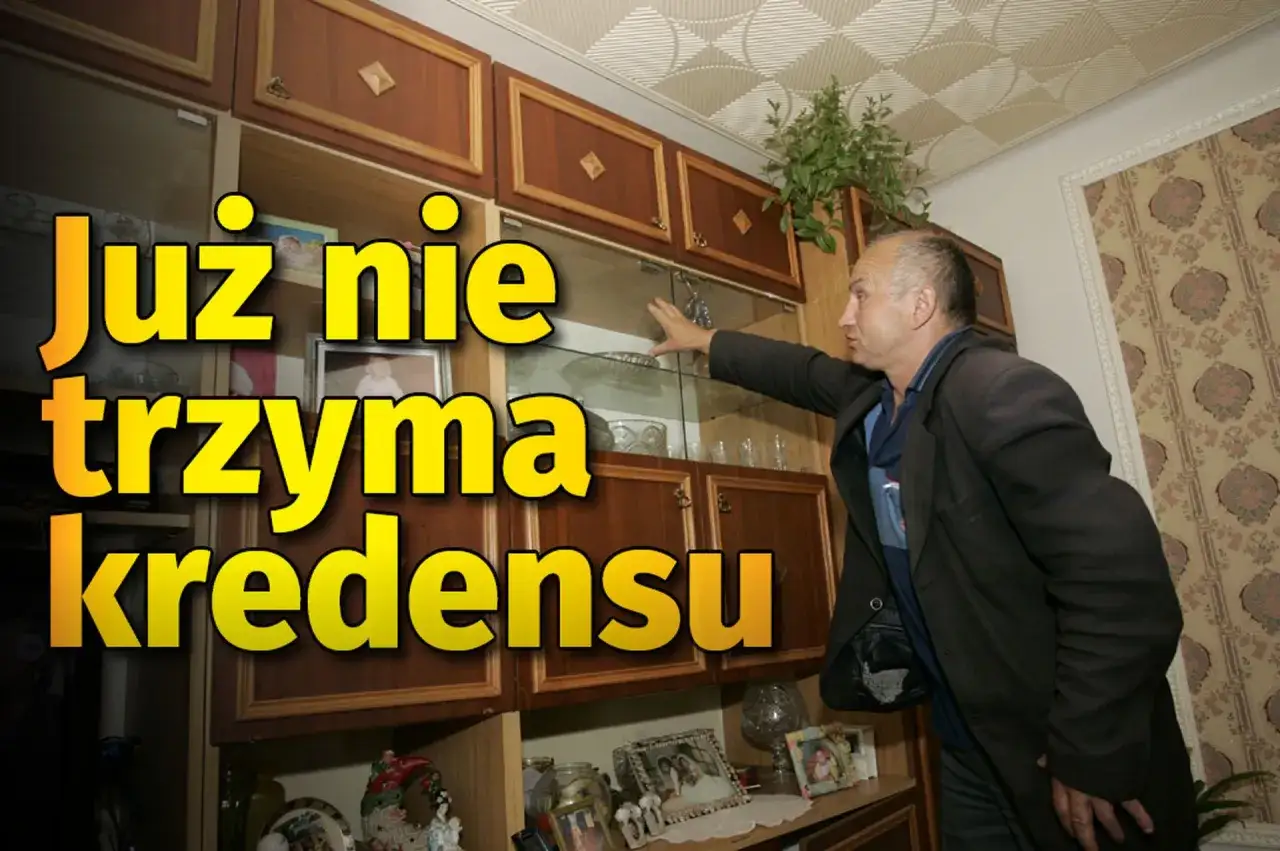 Mężczyzna w płaszczu wskazuje na mebel. Napis głosi: