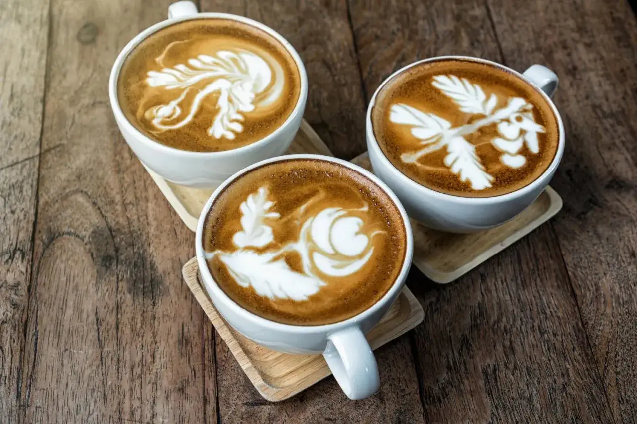 por&oacute;wnanie kalorii kawa latte cappuccino flat white