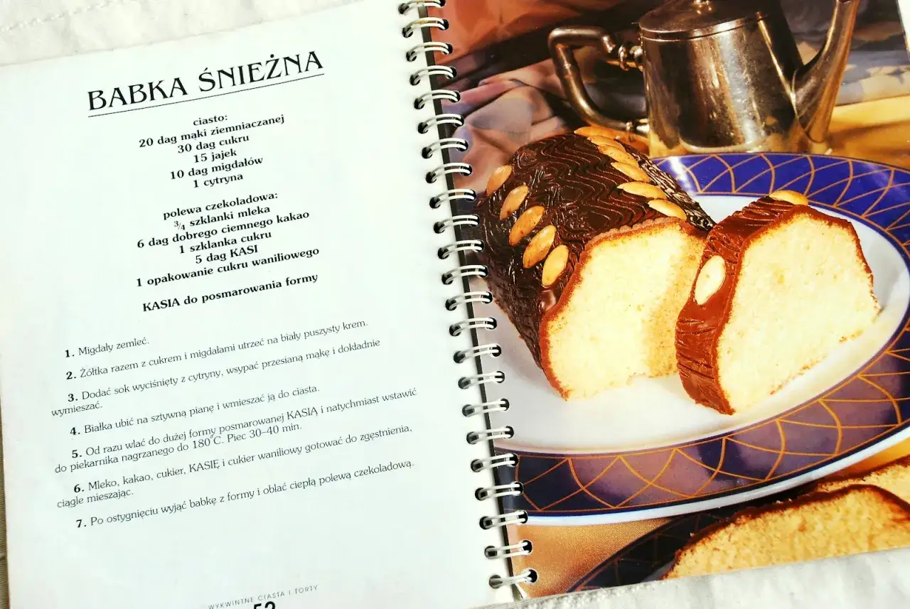 Babka śnieżna z polewą czekoladową i migdałami. Do formy użyto margaryny KASIA.