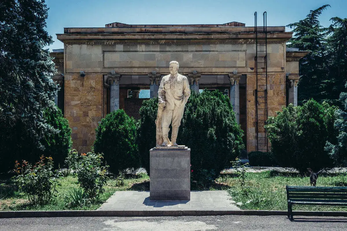 Pomnik Stalina w Gori, Gruzja. W otoczeniu zieleni i zabytkowej architektury.