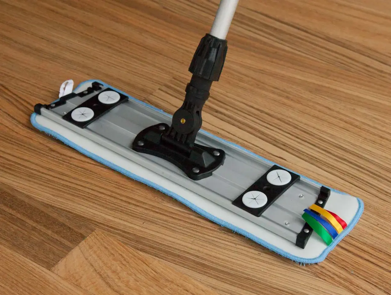 Mopa lista para limpiar parquet. Su base met&aacute;lica y almohadilla de microfibra aseguran un acabado impecable.