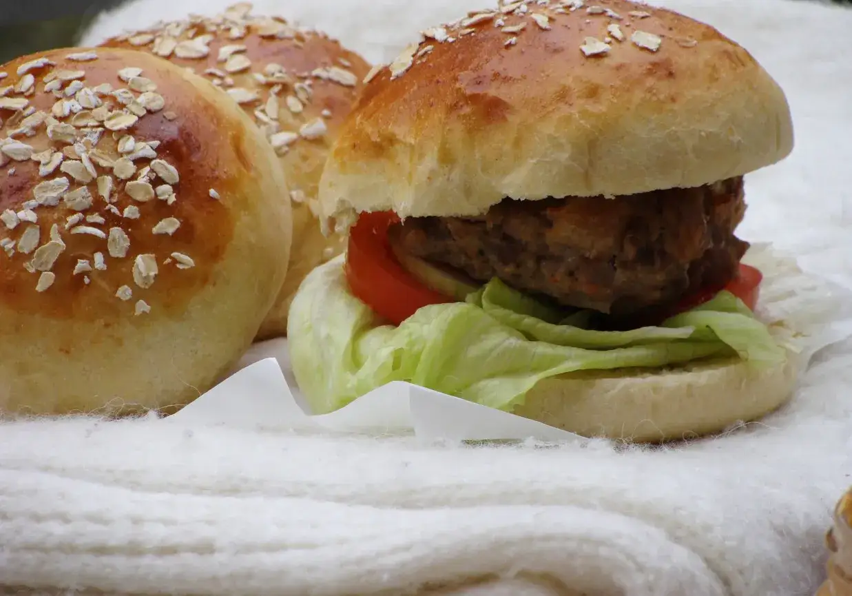 hamburger przed i po podgrzewaniu w piekarniku