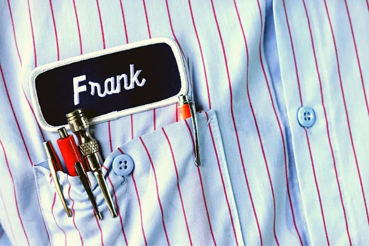 Chemise à rayures bleues et rouges avec un badge