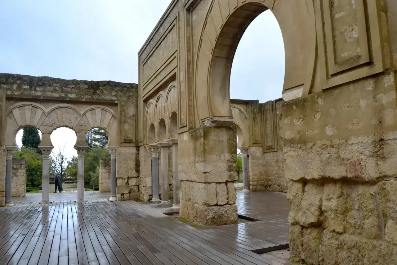 Antike B&ouml;gen und S&auml;ulen in Medina Azahara, einem verborgenen Schatz und einem der C&oacute;rdoba Geheimtipps.