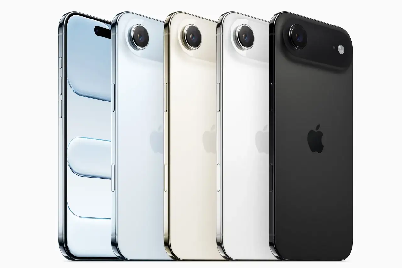 Cinq iPhones align&eacute;s, du bleu clair au noir, montrant la diversit&eacute; de couleur iPhone.