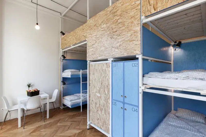 różne typy pokoi w hostelu (dormitorium, pokój prywatny)