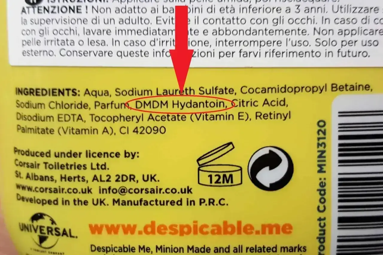 Składniki produktu zawierają DMDM Hydantoin, konserwant. Obok symbol 12M i kod produktu.